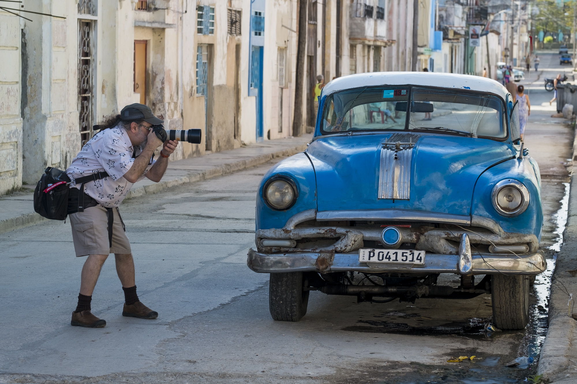 John Greengo Photography - tour participant shooting in Cuba